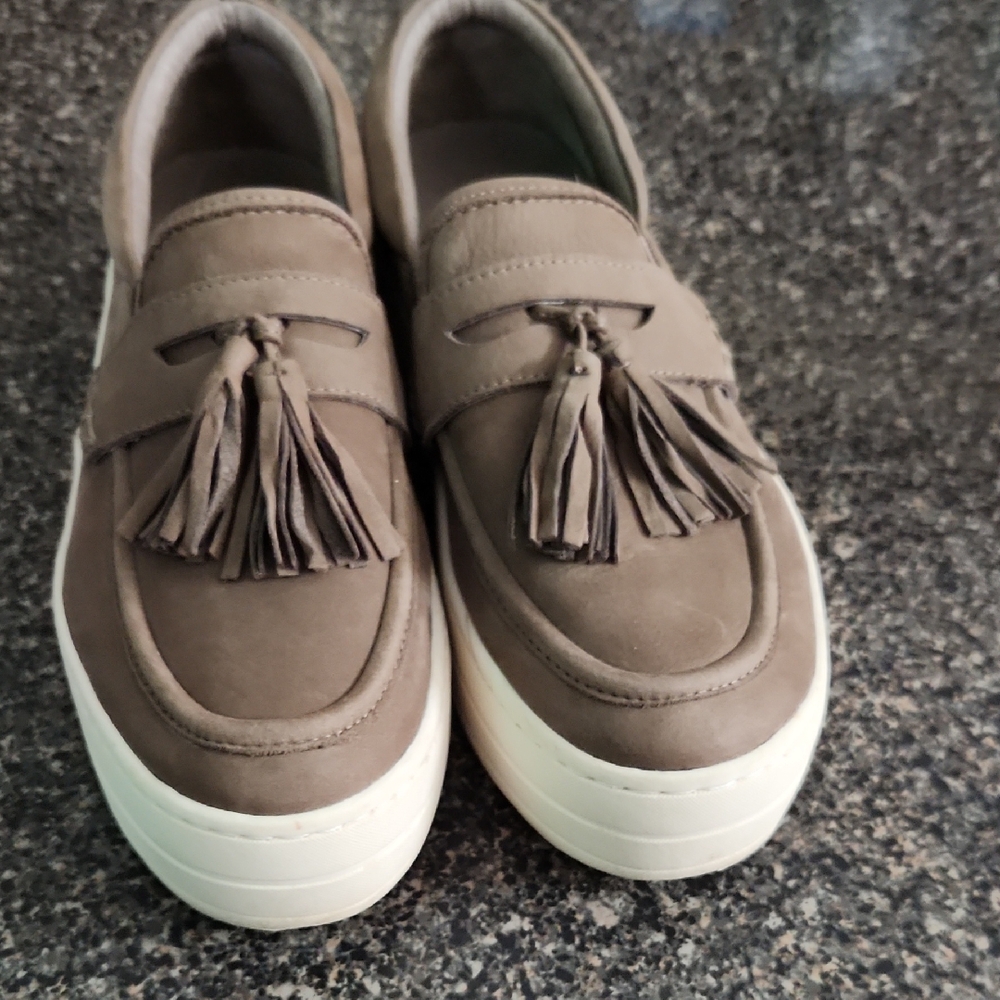 J/SLIDES Leather Taupe Tassel Loafers Size 9